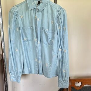 NWOT KUT from the kloth Chambray Embroidered Button-Up Shirt XS Crop